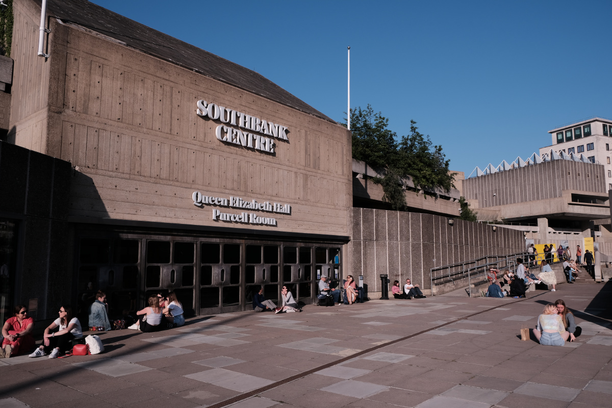 伦敦的南岸气质在南岸艺术中心楼上有个小平台从上面可以看到一个个