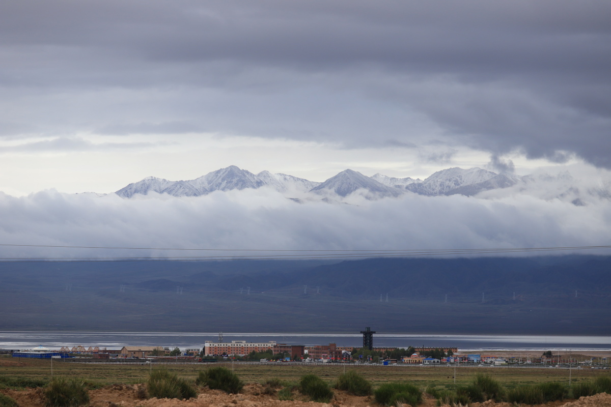 雨后茶卡镇雪山给予万种安宁.