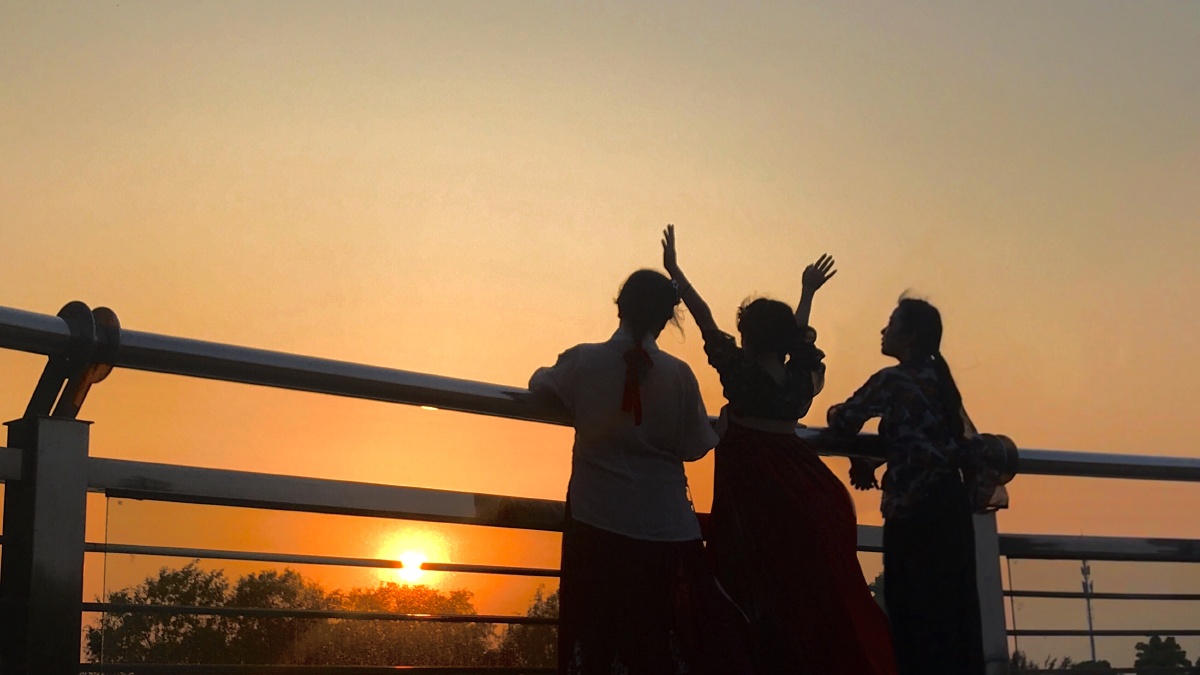 夕阳下的背影像极了十年前的我们致童年