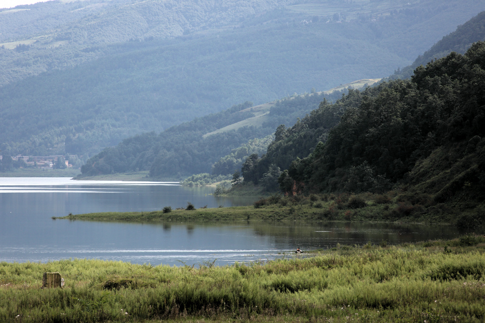 云南寻甸:近看清水海
