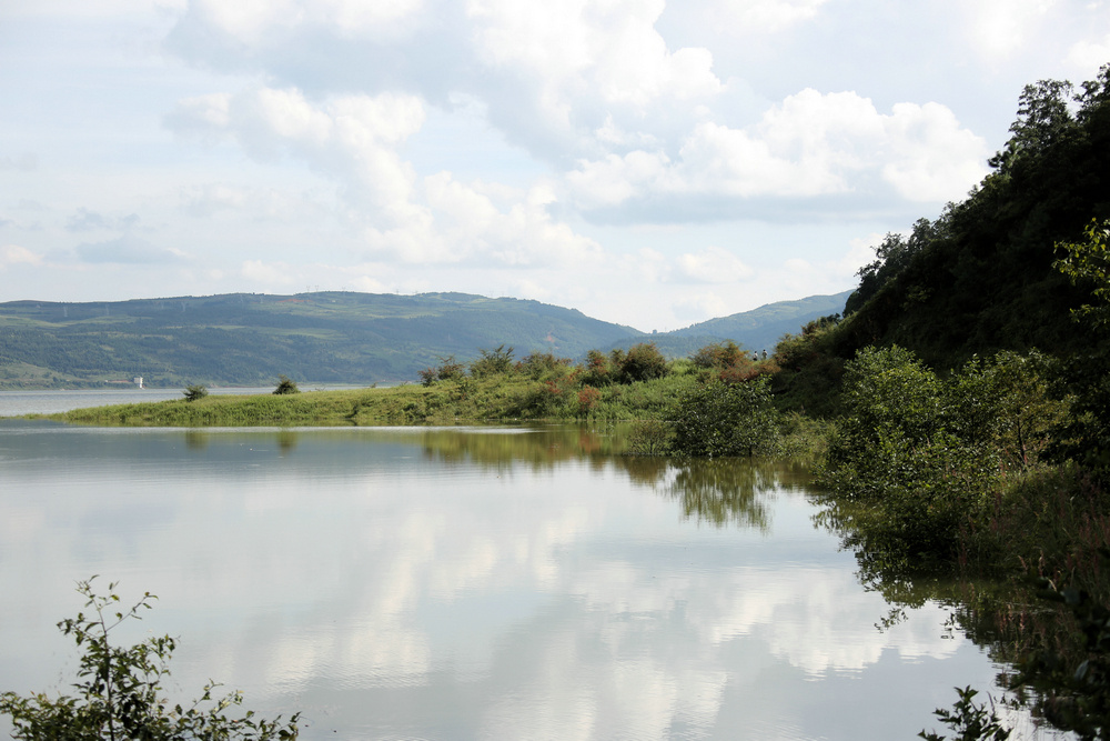 云南寻甸:近看清水海
