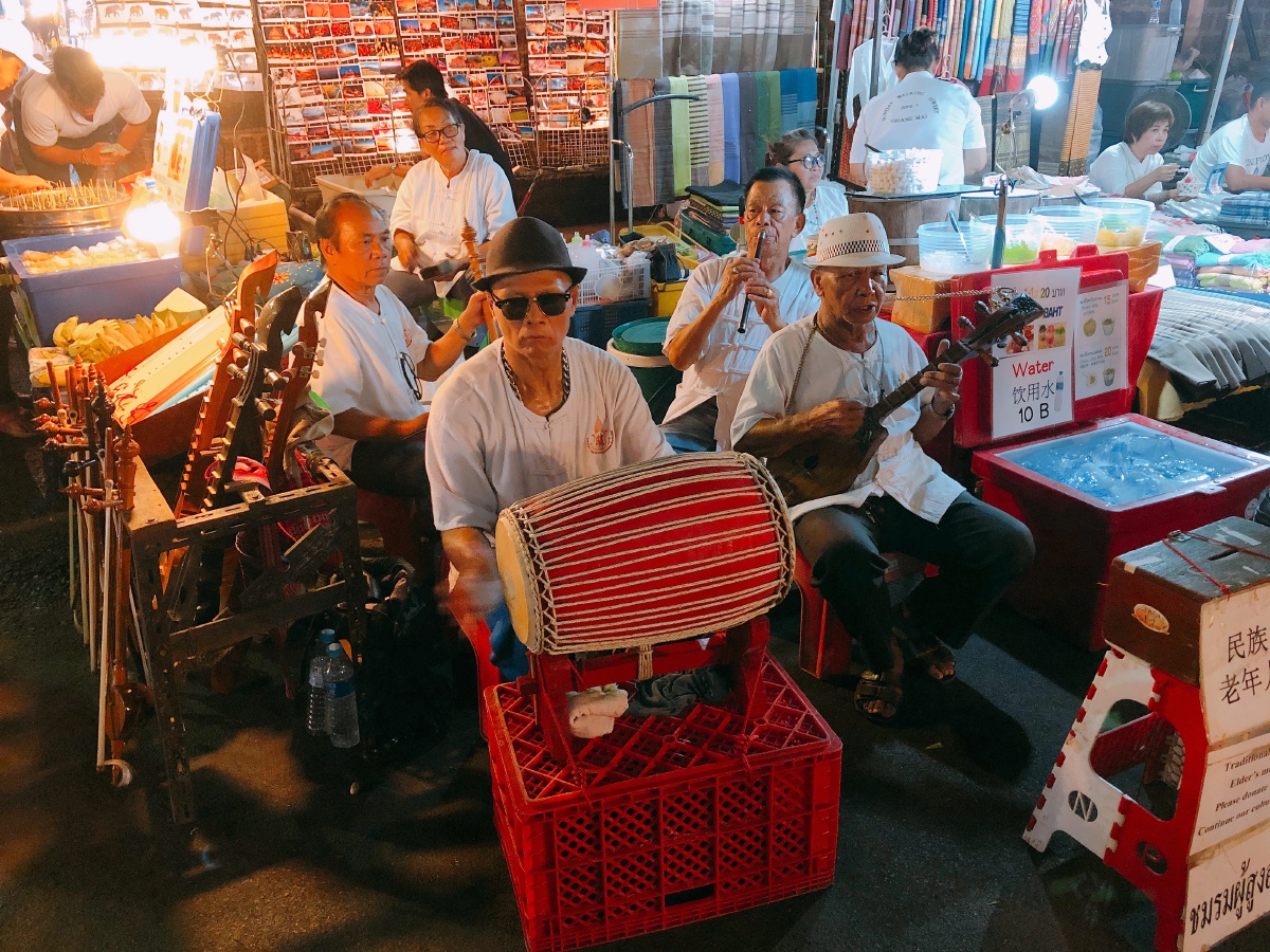 清迈夜市中的民间表演乐队
