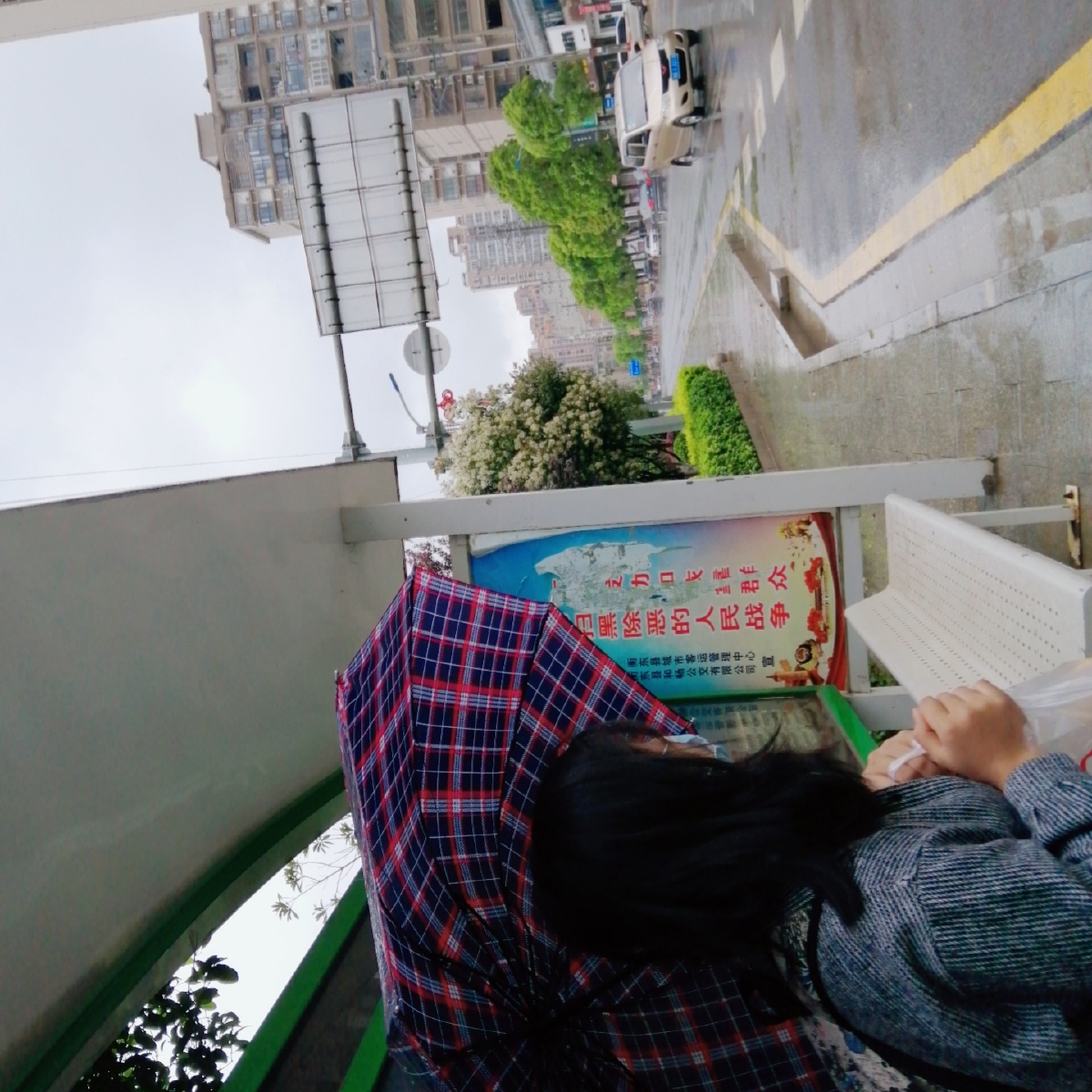 在大雨里等车求学!