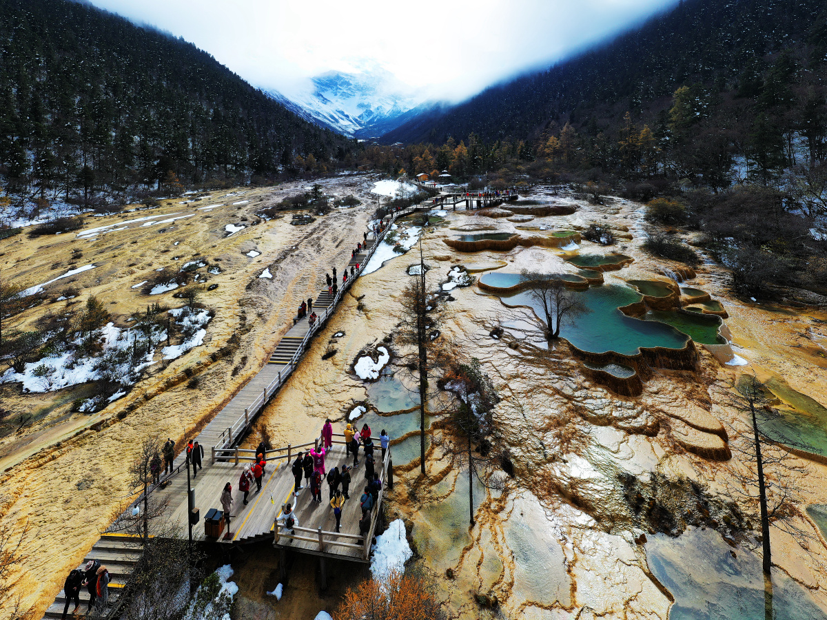 24日四川省阿坝藏族羌族自治州松潘县黄龙乡争艳彩池黄龙国家重点风景