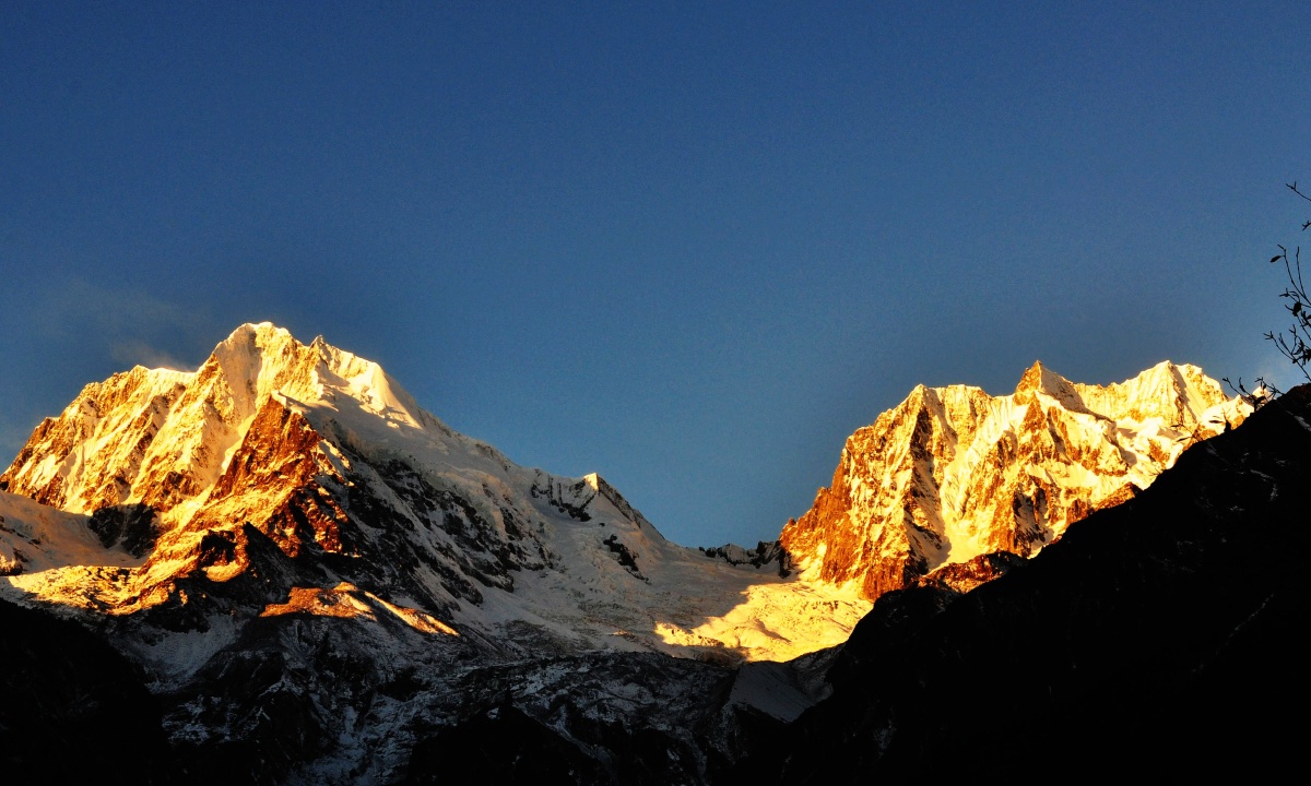 海螺沟日照金山