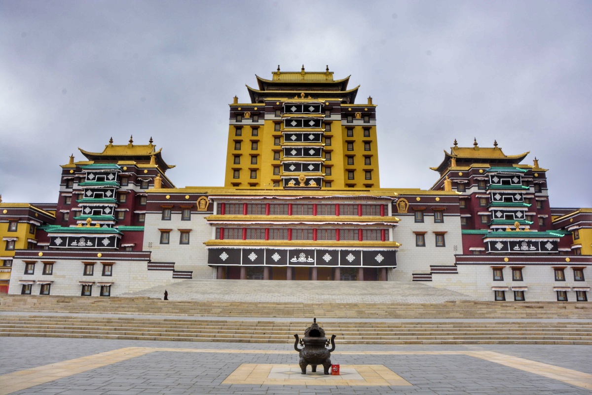 "各莫寺"又名慧圆寺,位于四川省阿坝州阿坝县,离县城20公里,毗邻"年宝