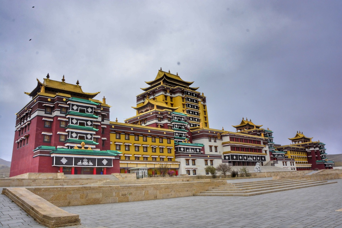 "各莫寺"又名慧圆寺,位于四川省阿坝州阿坝县,离县城20公里,毗邻"年宝