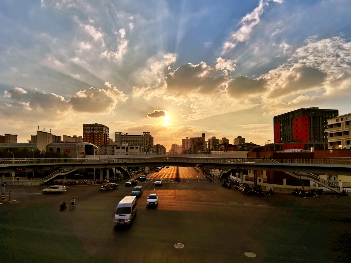 昨日傍晚上海龙吴路天桥上手机随拍