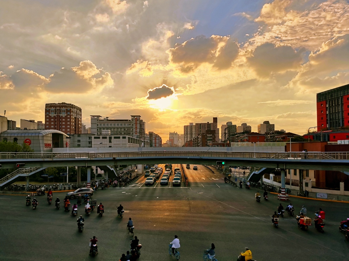 昨日傍晚上海龙吴路天桥上手机随拍