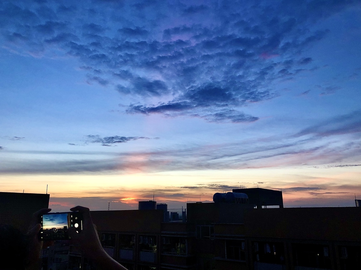 天空是蔚蓝色窗外有千纸鹤