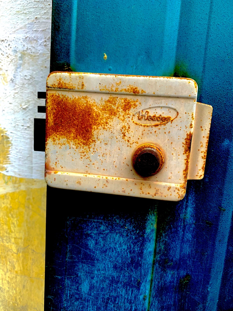 生锈的铁门调皮的绣迹斑斑你是否还记得它崭新的模样