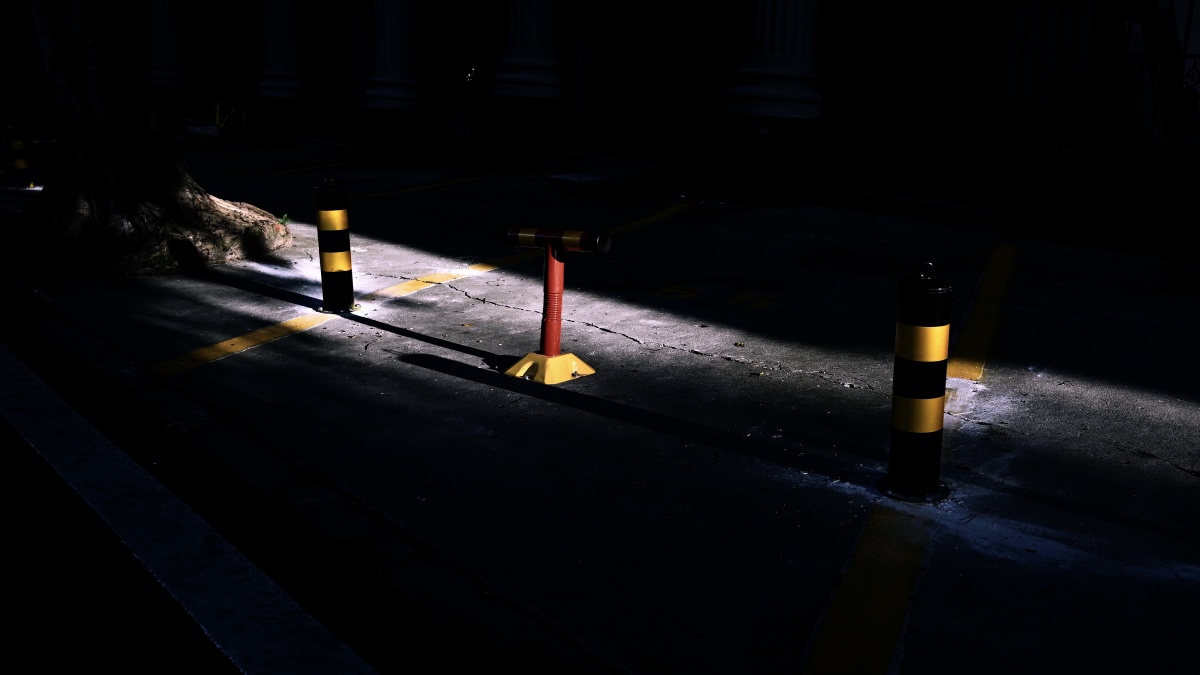 一道光与一道裂痕