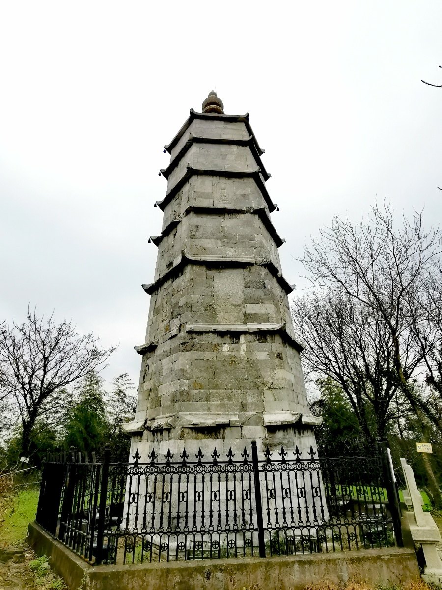 宛山石塔宛山石塔又名报亲塔江苏仅存明代实心塔由青石和糯米汁砌筑