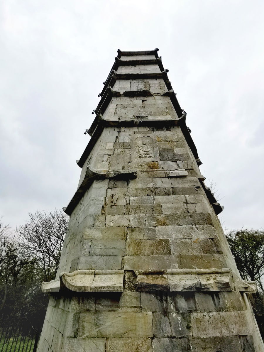 宛山石塔宛山石塔又名报亲塔江苏仅存明代实心塔由青石和糯米汁砌筑