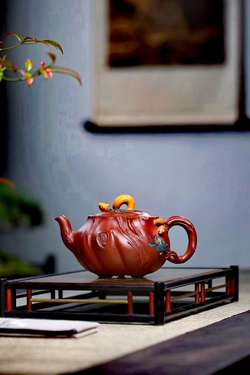 松鼠壶作者蒋艺华研究员高级工艺美术师