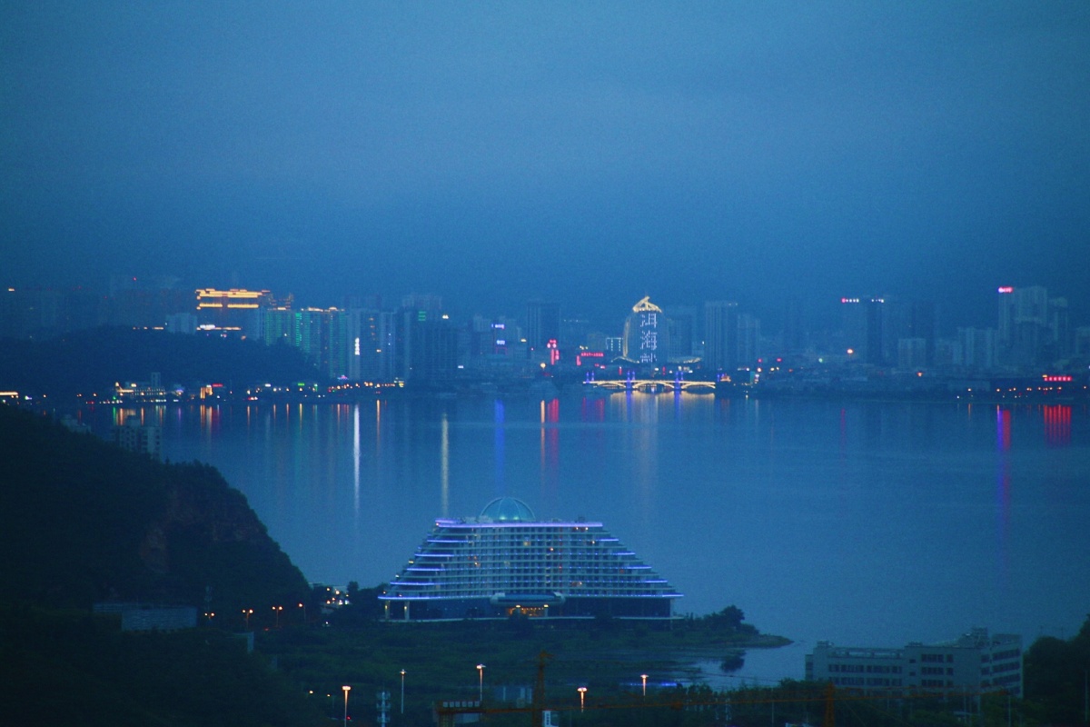 云南大理洱海边夜景今夜还吹着风想起你好温柔