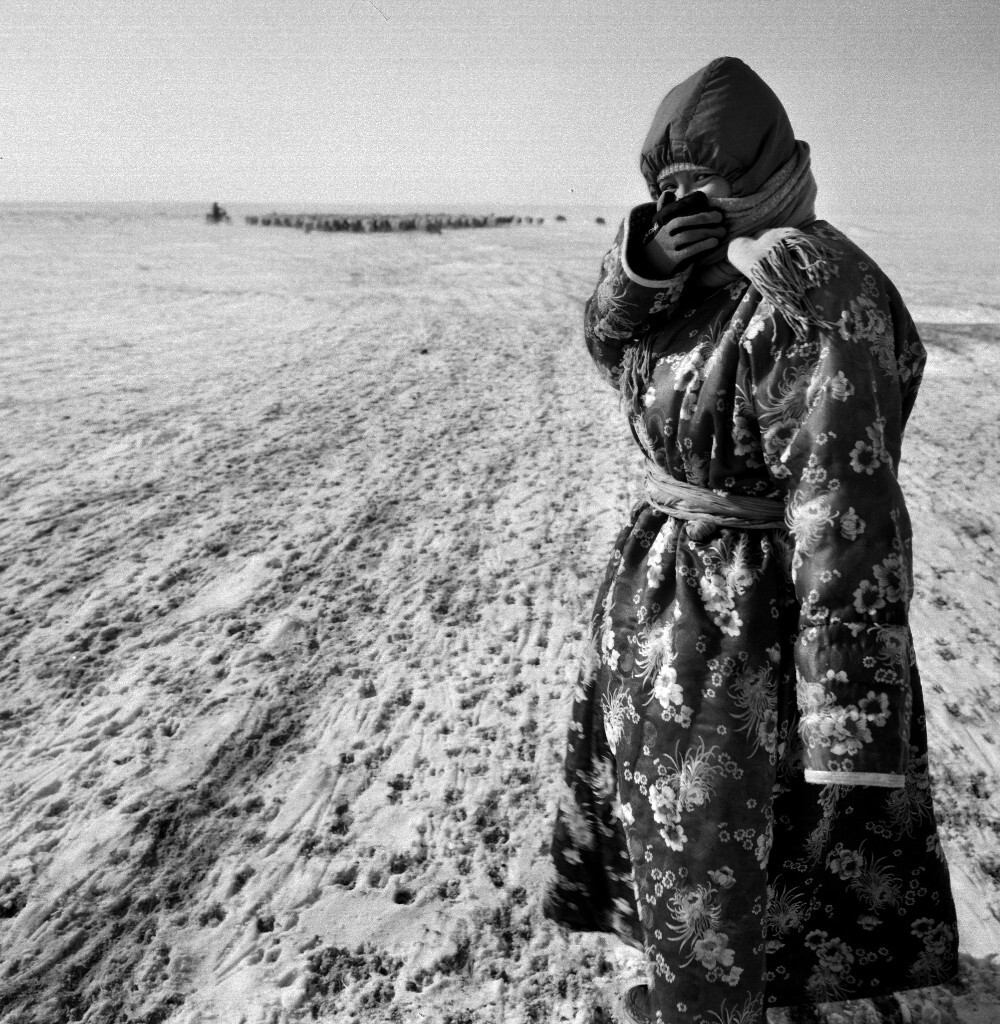 2006年12月拍摄于内蒙古锡林郭勒盟草原.    牧羊女