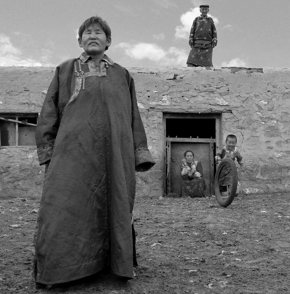 2008年6月拍摄于内蒙古锡林郭勒盟草原.     牧民一家