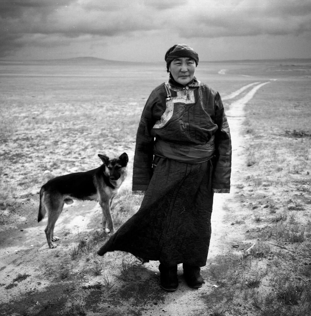 2006年9月拍摄于内蒙古锡林郭勒盟草原.  牧民与狗