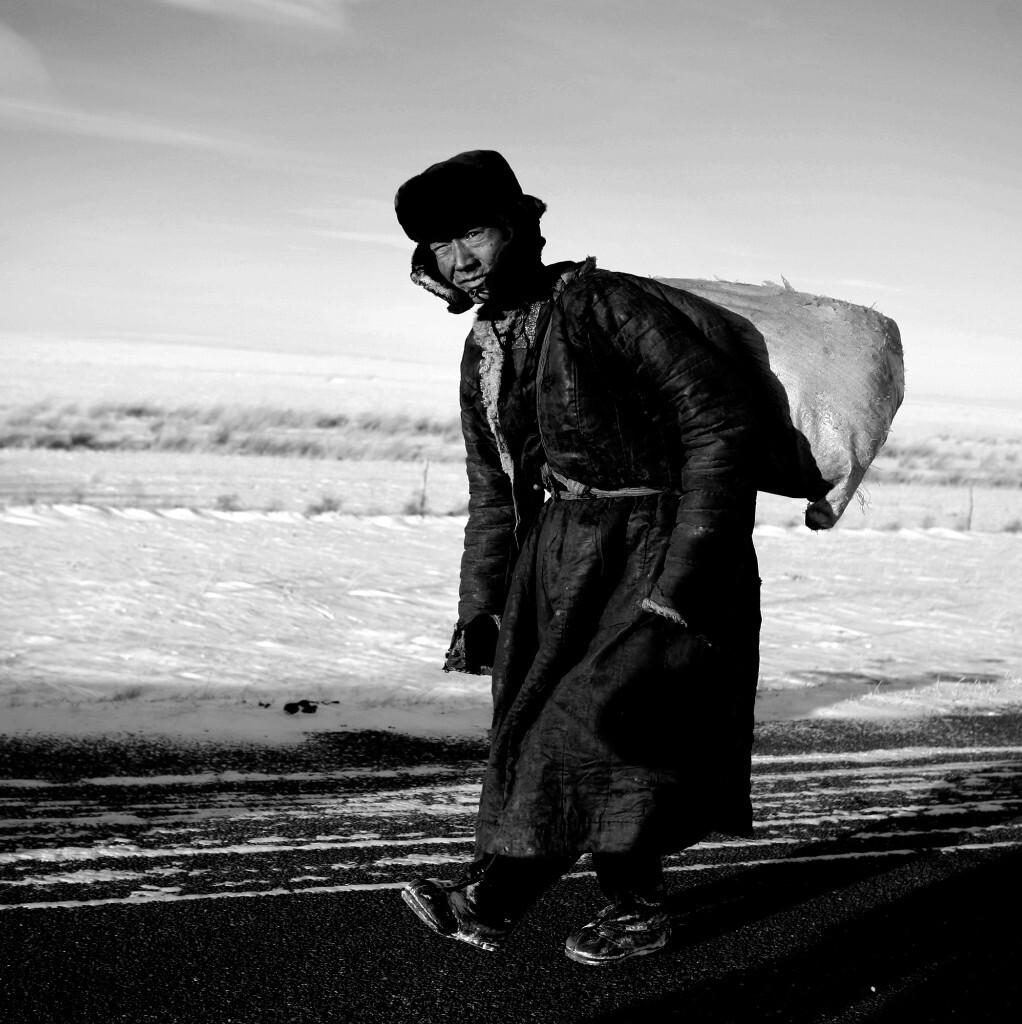 2007年11月拍摄于内蒙古锡林郭勒盟草原   路上的牧民