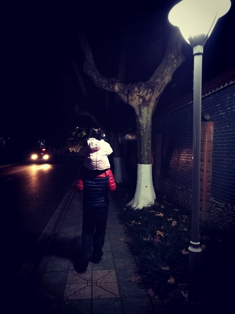 无论何时何地，爸爸永远是女儿坚强的依靠，儿时爸爸最想听到的是丫头说她想骑大马。