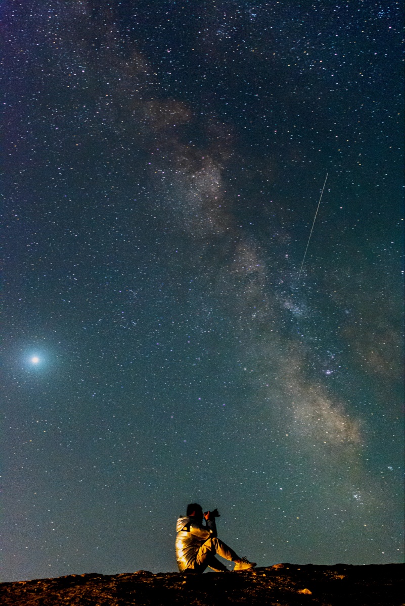 唯有遍历星河才知人间值得月亮你们看见流星了吗