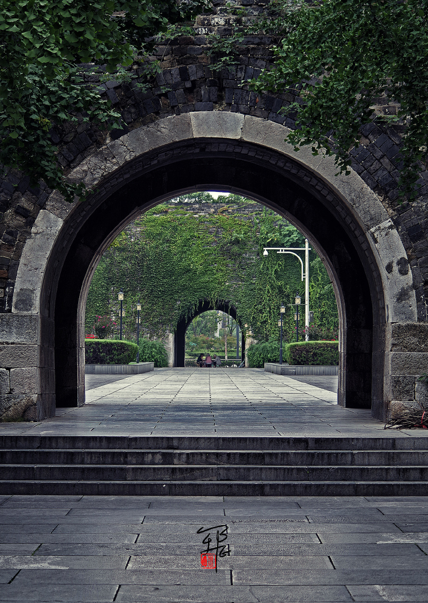 南京汉中门广场不大虽为复建但历迹依然这里记录了几张小片属随走随拍
