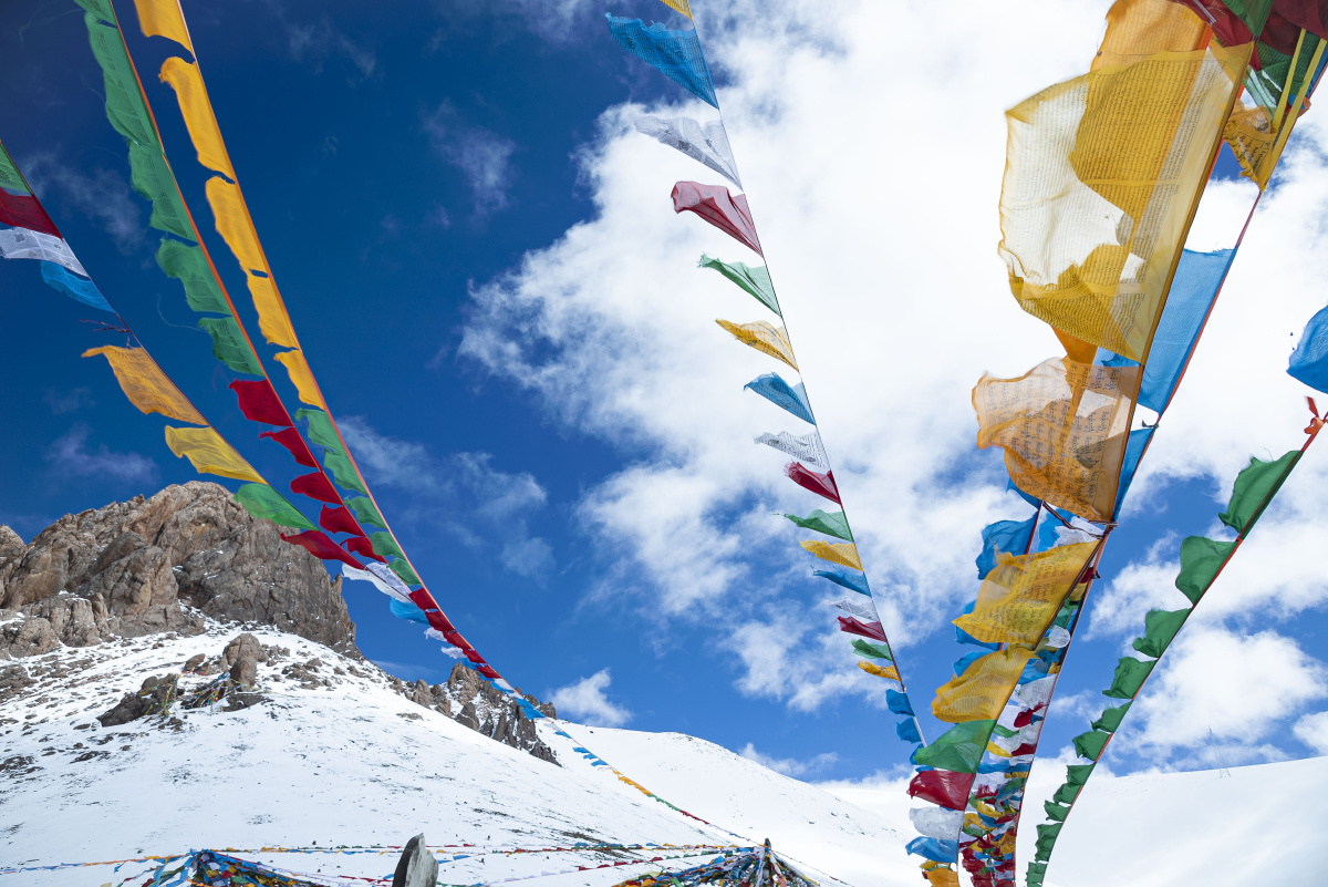 西藏高原雪山经幡