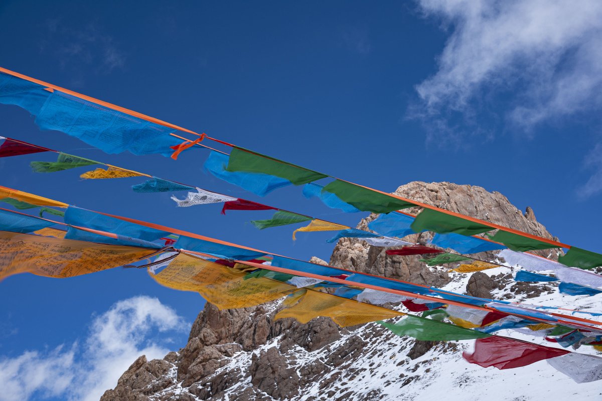 西藏高原雪山经幡