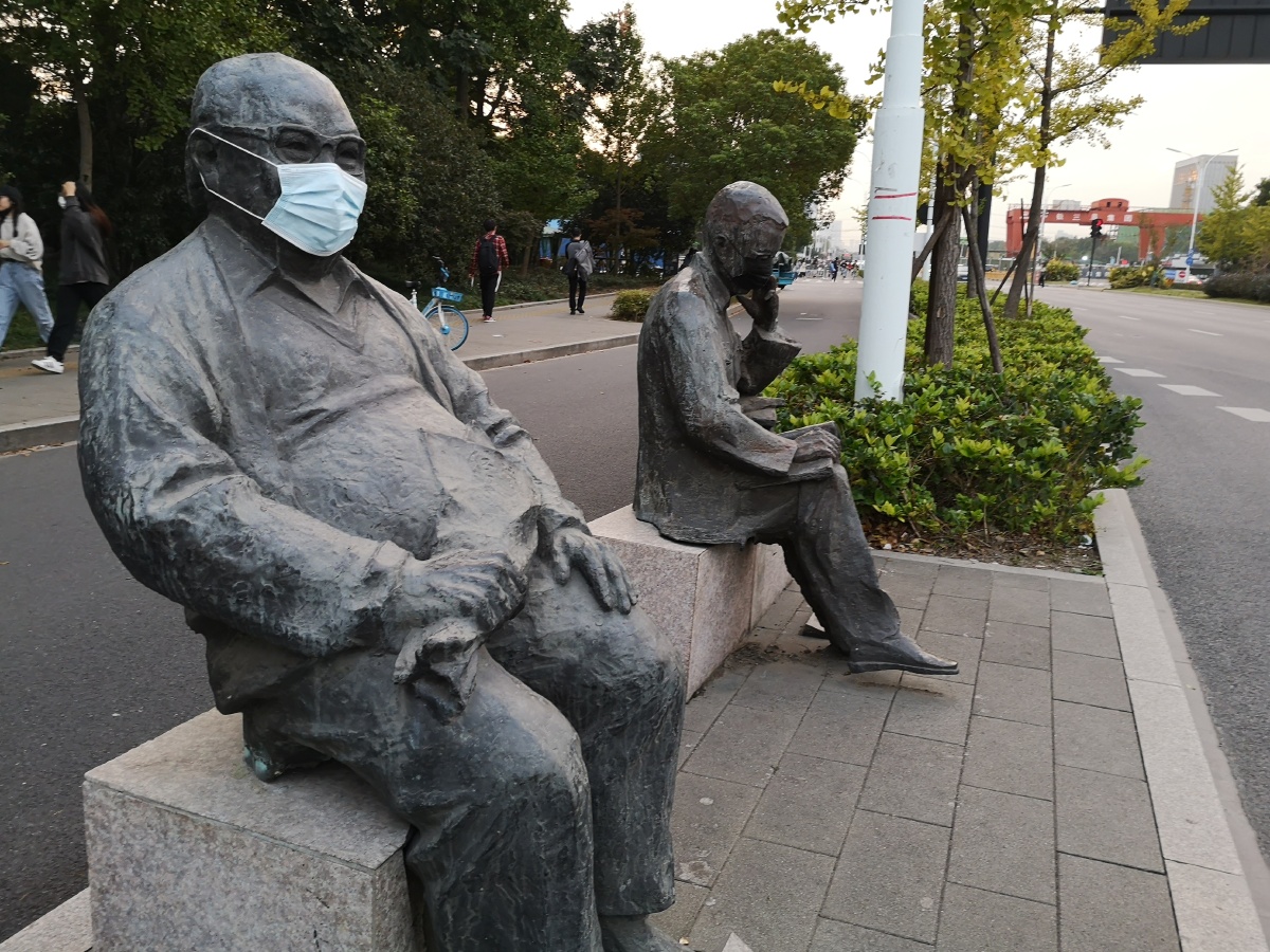 口罩一个都不能少杭州下沙公交车站台一组人物雕像被带上口罩成为街头