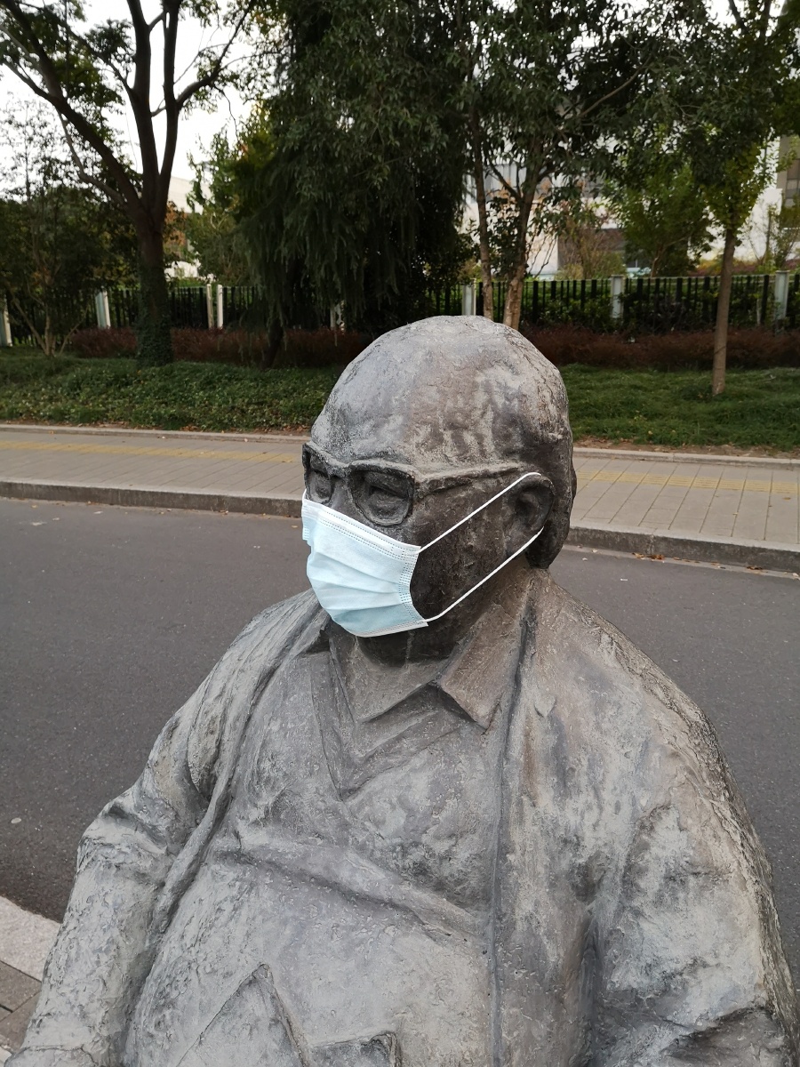 口罩一个都不能少杭州下沙公交车站台一组人物雕像被带上口罩成为街头