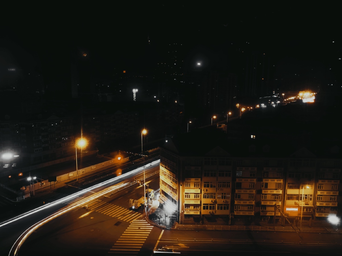 黎明前的黑暗城市边缘的黄昏