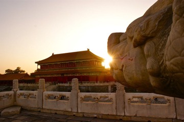 夕阳映紫禁。