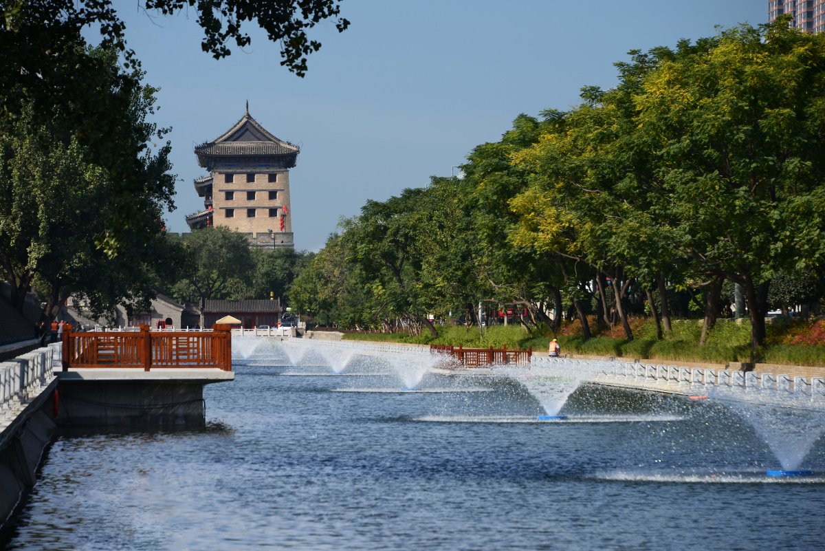 西安城墙公园北门护城河景观