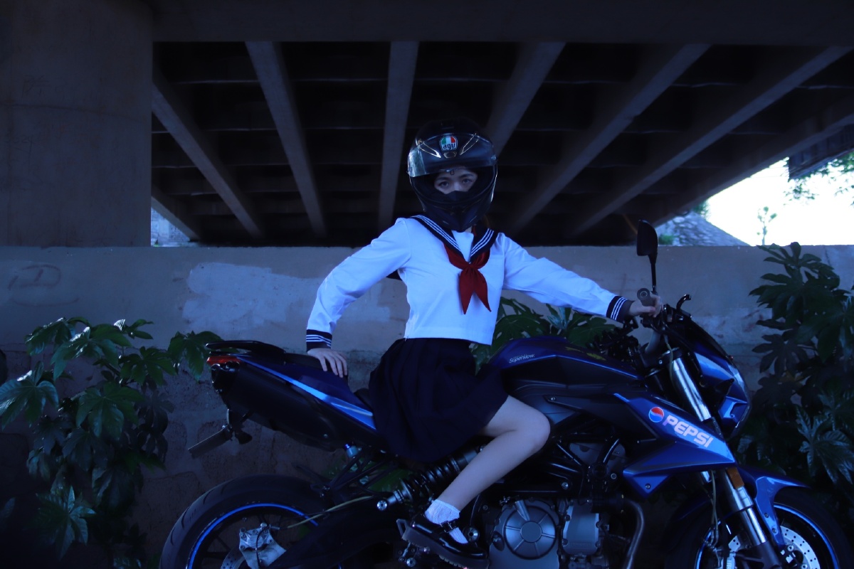 又给绑定三人组拍照啦这次是机车jk女孩