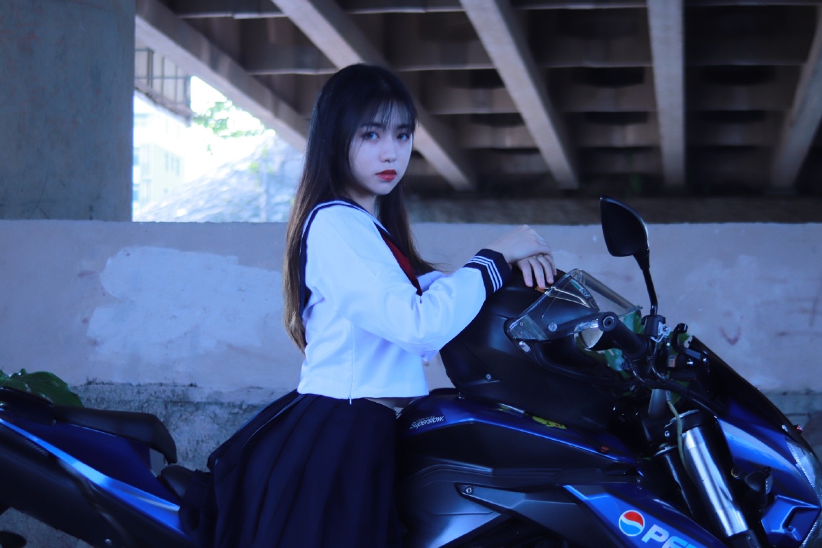 又给绑定三人组拍照啦这次是机车jk女孩