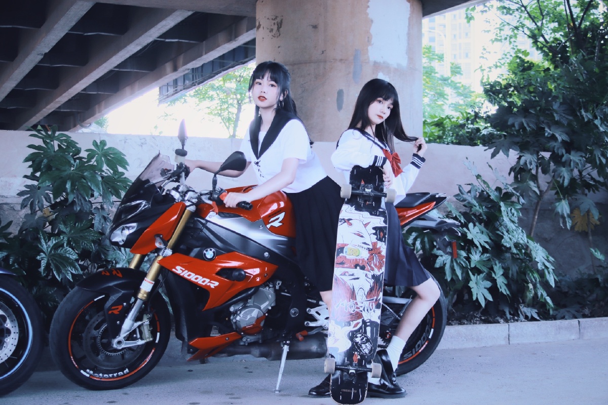 又给绑定三人组拍照啦这次是机车jk女孩