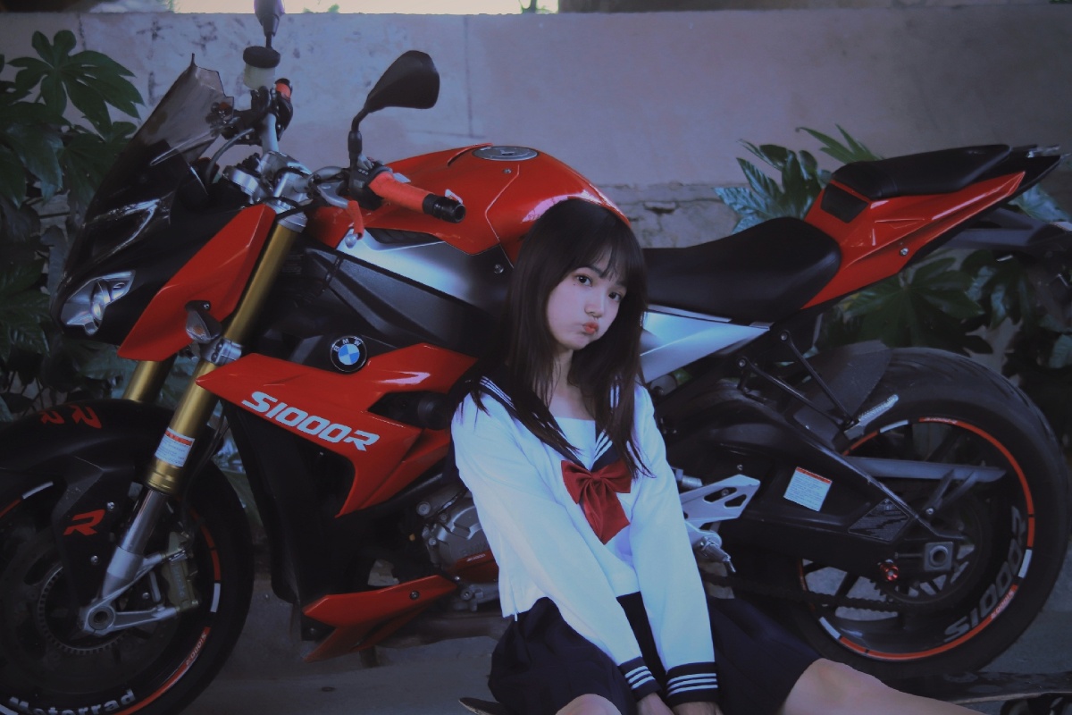 又给绑定三人组拍照啦这次是机车jk女孩