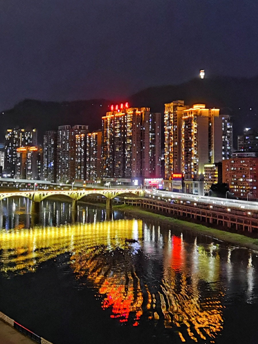 达州红旗大桥夜景看起来还不错