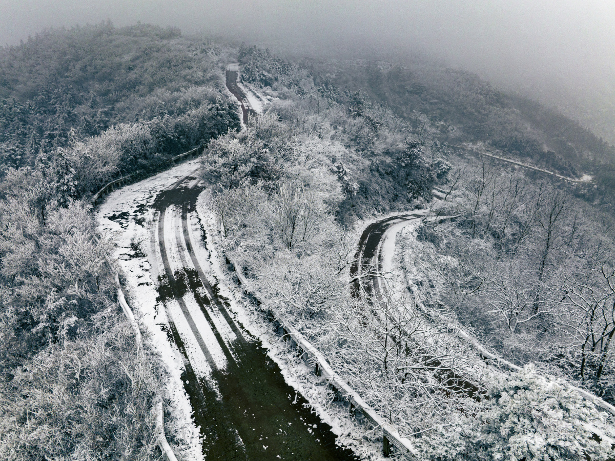 大雪中的蜿蜒山路