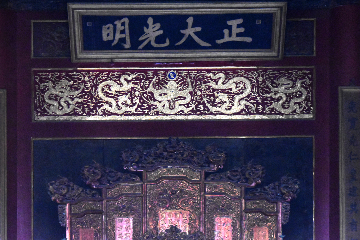乾清宫是清宫内廷正殿,殿内高悬由顺治皇帝御笔亲书的"正大光明"牌匾