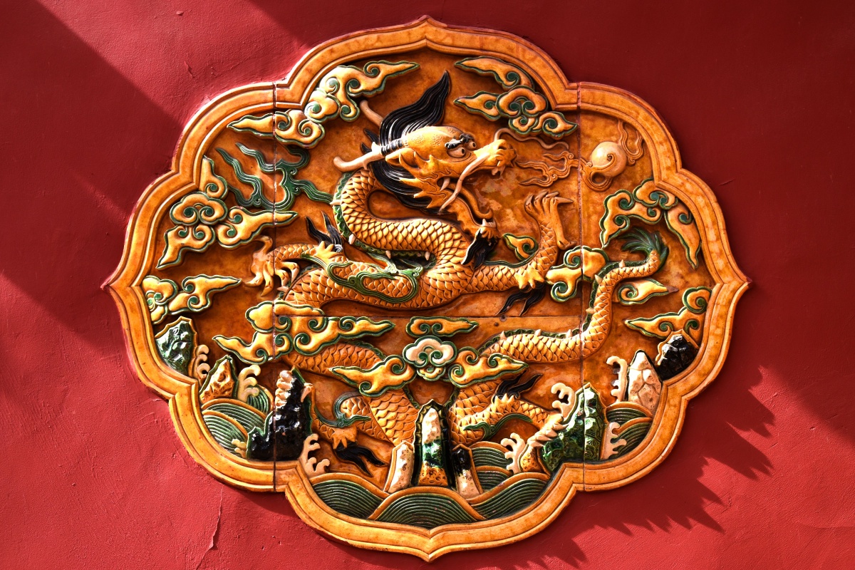 紫禁城内宫的金龙戏珠墙饰