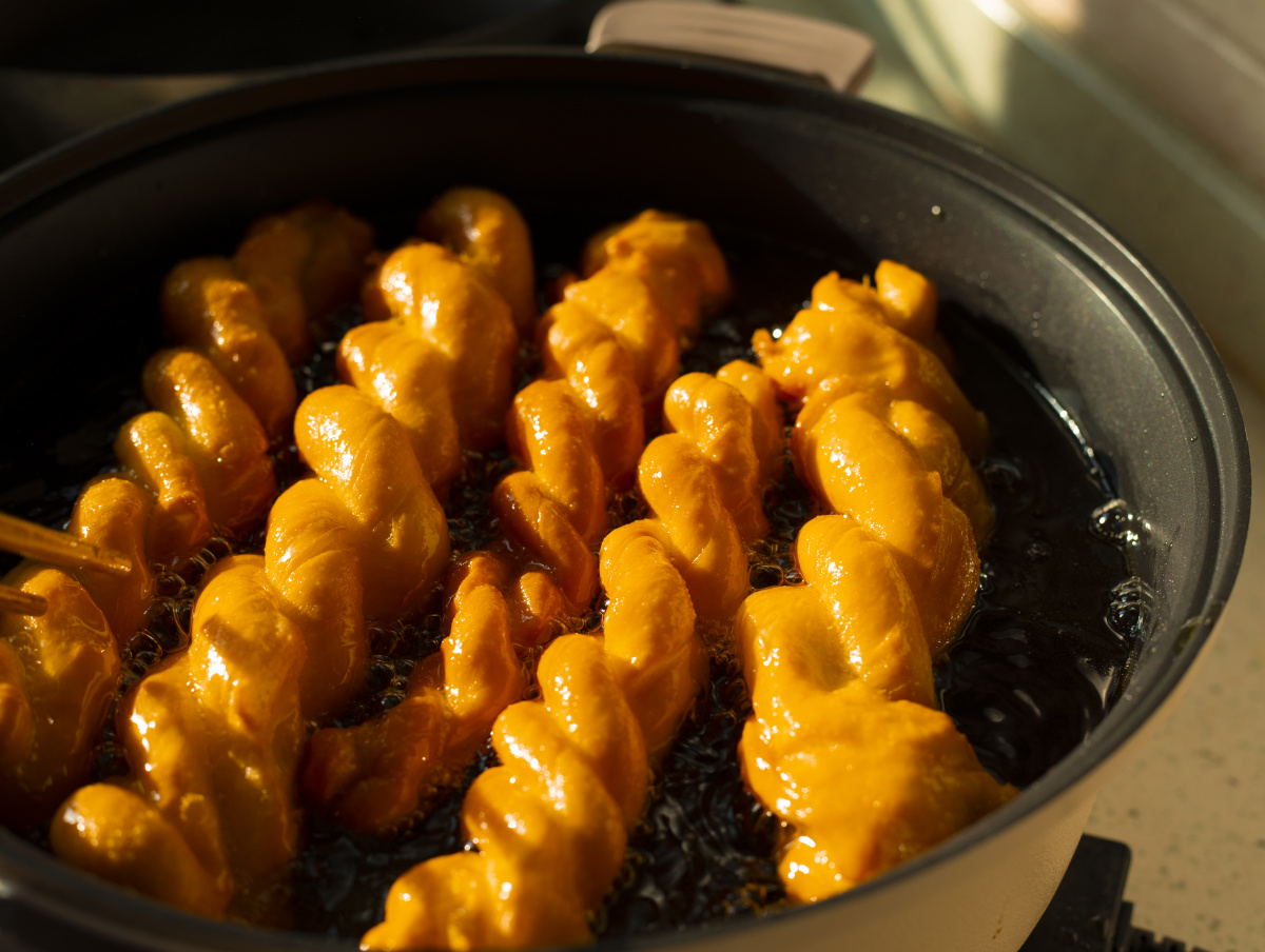 炸麻花在东北老家每年过年家家户户都会炸很多麻花纯手工麻花吃着好吃