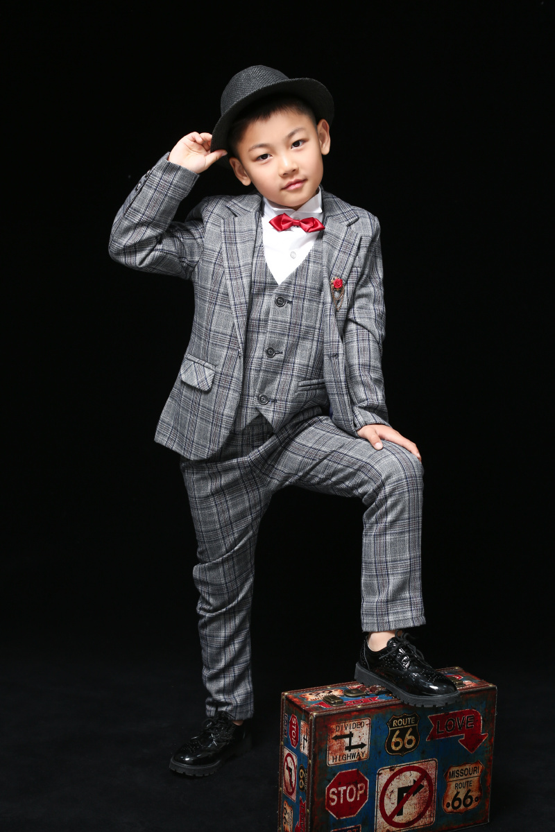 可咸可甜的西装小帅哥一枚