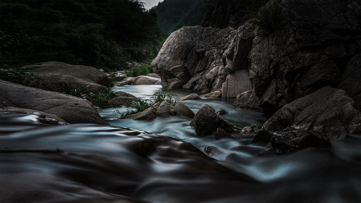 还是那只狮子如乳的月光送来一阵阵凉爽溪水的歌声唱出了他轻轻的梦