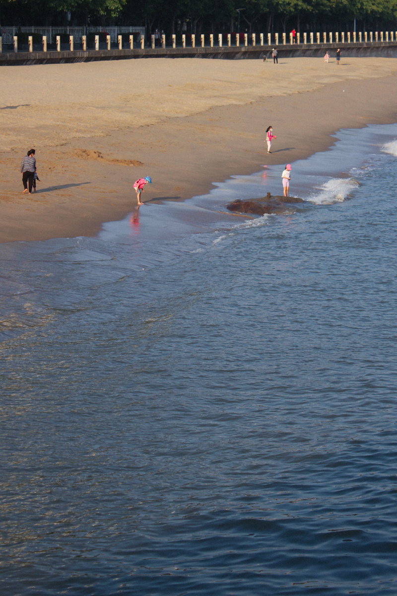 海边嬉戏的儿童