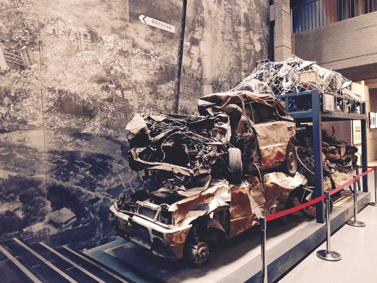 地震博物馆里变形的车子