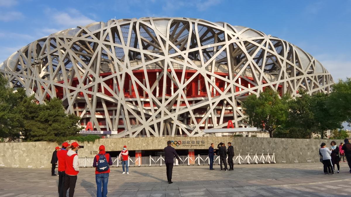 志愿者在鸟巢拍照