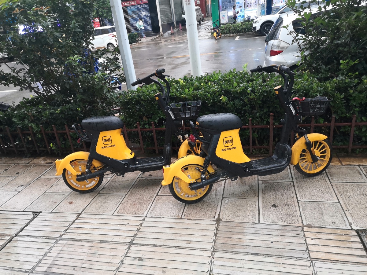 街拍便民电动小黄车