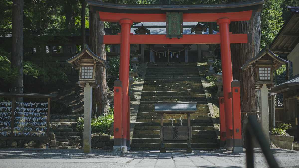 日本飞弹高山日枝神社本殿下的赤色鸟居是的电影你的名字的取景地冰菓